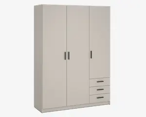 Et moderne, fritstående garderobeskab med mat beige finish. Skabet har tre høje låger med slanke sorte greb samt tre rummelige skuffer nederst til højre, også med sorte greb. Designet er minimalistisk og funktionelt, velegnet til forskellige soveværelsesstile.