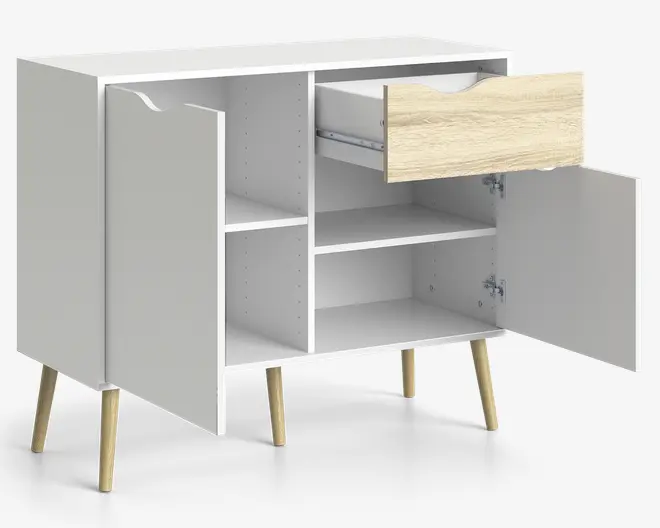 Moderne skænk med hvid finish og detaljer i naturtræ, udstyret med skråtstillede træben. Møblet har to skabe med låger, ét på hver side, samt en central sektion med åbne hylder. Øverst er der en skuffe med træstruktur på fronten og et buet udskåret greb. Låger og skuffe har integrerede greb for et stilrent udtryk, og indvendigt er der justerbare hylder for fleksibel opbevaring.