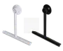 To minimalistiske, T-formede stativer i sort og hvid, hver med en rund base og en vandret stang til støtte. Stativerne har et slankt, moderne design med glatte overflader og er sandsynligvis beregnet til at holde eller fremvise genstande. Basen ser stabil ud, og konstruktionen virker robust.