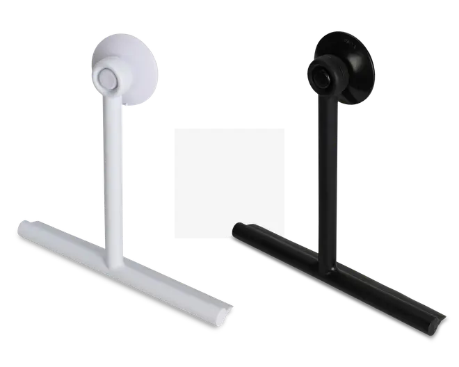 To minimalistiske, T-formede stativer i sort og hvid, hver med en rund base og en vandret stang til støtte. Stativerne har et slankt, moderne design med glatte overflader og er sandsynligvis beregnet til at holde eller fremvise genstande. Basen ser stabil ud, og konstruktionen virker robust.