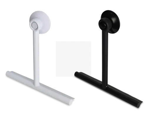 To minimalistiske, T-formede stativer i sort og hvid, hver med en rund base og en vandret stang til støtte. Stativerne har et slankt, moderne design med glatte overflader og er sandsynligvis beregnet til at holde eller fremvise genstande. Basen ser stabil ud, og konstruktionen virker robust.