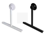 To minimalistiske, T-formede stativer i sort og hvid, hver med en rund base og en vandret stang til støtte. Stativerne har et slankt, moderne design med glatte overflader og er sandsynligvis beregnet til at holde eller fremvise genstande. Basen ser stabil ud, og konstruktionen virker robust.