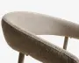 Nærbillede af et beige bouclé-betrukket sæde med rund, buet ryg og armlæn, med en tekstureret stofoverflade og lyse træben.