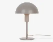 En moderne bordlampe med en mat, kuppelformet skærm i en blød beige farve. Lampen har en slank, cylindrisk stang og en rund, flad fod, begge i en matchende neutral tone. Strømkablet er synligt og går ud fra lampens fod. Designet er minimalistisk og nutidigt, velegnet til forskellige indretningsstile.