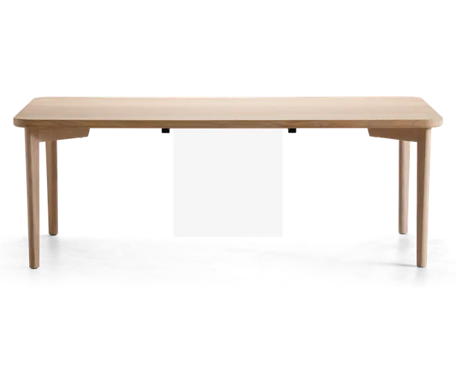 Rektangulært bord med en glat, lys træfinish. Bordet har rene, lige linjer og let afrundede hjørner. Det står på fire solide, let tilspidsede ben, der er placeret yderst i hjørnerne for stabilitet. Designet er minimalistisk og moderne uden synlige beslag eller dekorative elementer.