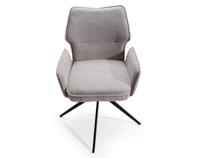 Moderne stol med lysegråt stofbetræk, bred, polstret sæde og ryglæn med let kontur for ergonomisk støtte. Stolen har skrå armlæn og står på en sort metalfod med fire skråtstillede ben for stabilitet.