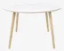Rundt bord med en glat, hvid bordplade og fire skråtstillede ben i lyst træ. Bordpladen har en diskret samling i midten, hvilket antyder, at det muligvis kan udvides. Designet er minimalistisk og moderne med rene linjer og naturtræ på benene.