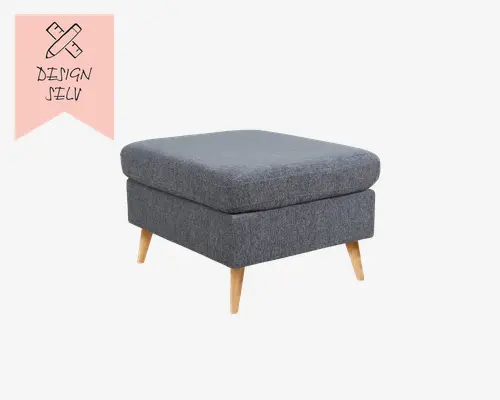 Firkantet puf med en tyk, polstret top betrukket med gråt stof. Designet har rene linjer og et moderne udtryk, understøttet af fire skråtstillede ben i lyst træ. Stoffet ser tæt vævet ud og giver et glat og slidstærkt finish. Puffen har en behagelig højde, der egner sig som fodskammel eller ekstra siddeplads.