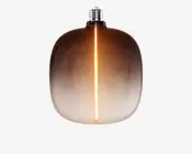 Pære med ravfarvet glas, afrundet rektangulær form, synlig lodret lysende glødetråd og sølvfarvet skruefatning.