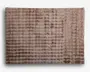 Blød, rektangulær plaid med en plysset, kunstpels-lignende tekstur i en lys taupe farve. Overfladen har et diskret, ternet mønster, som giver et hyggeligt og indbydende udtryk. Kanterne er pænt afsluttede, og materialet fremstår tykt og varmt, perfekt til komfort og varme.
