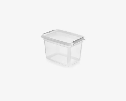 Gennemsigtig, rektangulær plastbeholder med hvidt låg. Beholderen har forstærkede hjørner for ekstra holdbarhed og et låg, der slutter tæt og har en lille kant, så det er nemt at åbne. De gennemsigtige sider gør det let at se indholdet.