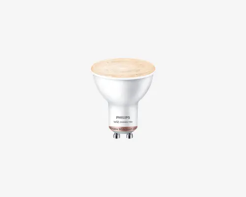 LED-spotpære med GU10-fatning, hvid mat overflade og let matteret linse. Pæren er mærket med "PHILIPS" og "WIZ CONNECTED," hvilket indikerer smart-forbindelse. Designet er kompakt og egnet til indbygnings- eller skinnesystemer. Pæren understøtter justerbar hvidt lys, så farvetemperaturen kan tilpasses.
