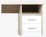 Billedet viser en del af et skrivebord med lyst trælook. Til højre er der tre hvide skuffer, hver med et vandret sølvfarvet greb. Over skufferne er der en åben hylde. Skrivebordet har et enkelt, moderne design med rene linjer.