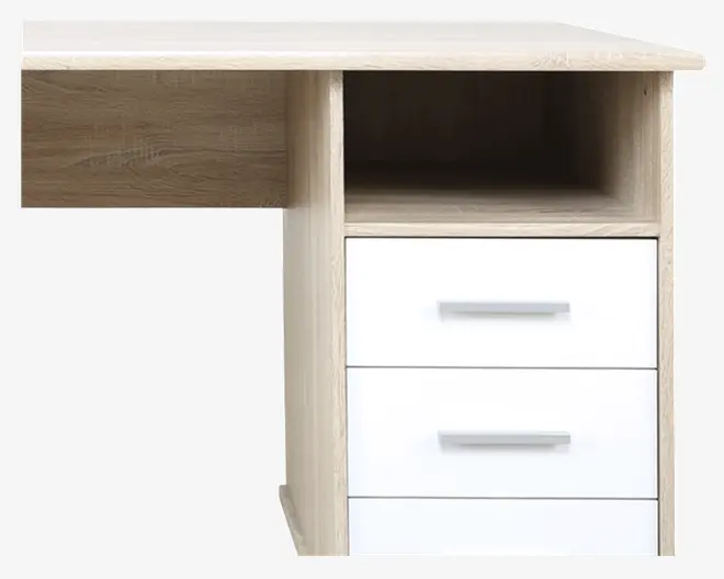 Billedet viser en del af et skrivebord med lyst trælook. Til højre er der tre hvide skuffer, hver med et vandret sølvfarvet greb. Over skufferne er der en åben hylde. Skrivebordet har et enkelt, moderne design med rene linjer.