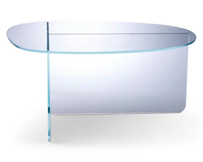 Moderne glasbord med oval bordplade og et unikt design, hvor to lodrette glasplader fungerer som støtte. Pladerne krydser hinanden i en ret vinkel, hvilket giver et minimalistisk og transparent udtryk. Glaskanterne er glatte og let afrundede, hvilket øger både sikkerhed og æstetik.
