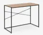 Rektangulært bord med en lys træbordplade og et minimalistisk sort metalstel. Stellet har åbne sider og et krydsdesign bagpå for ekstra stabilitet. Bordet har et moderne, industrielt udtryk med rene linjer og uden skuffer eller hylder.