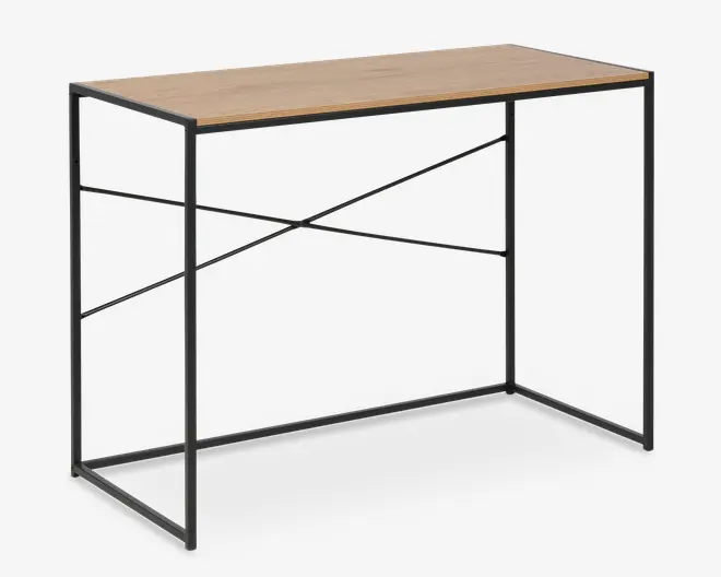 Rektangulært bord med en lys træbordplade og et minimalistisk sort metalstel. Stellet har åbne sider og et krydsdesign bagpå for ekstra stabilitet. Bordet har et moderne, industrielt udtryk med rene linjer og uden skuffer eller hylder.