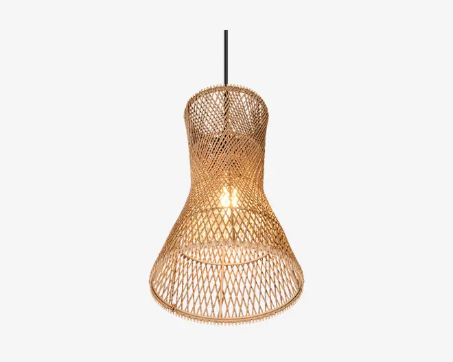 Hængelampe med en skærm flettet af rattan i naturfarve. Skærmen har en timeglasform med bred, udadgående bund og smallere top. Det åbne fletmønster lader lyset skinne igennem og skaber en varm og hyggelig stemning. Lampen hænger i en sort ledning.