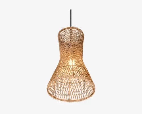 Hængelampe med en skærm flettet af rattan i naturfarve. Skærmen har en timeglasform med bred, udadgående bund og smallere top. Det åbne fletmønster lader lyset skinne igennem og skaber en varm og hyggelig stemning. Lampen hænger i en sort ledning.