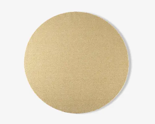 Rund, flad genstand med ensartet beige farve og en fint tekstureret overflade. Kanterne er glatte, og materialet ser ud til at være vævet eller netlignende, hvilket tyder på holdbarhed og åndbarhed.