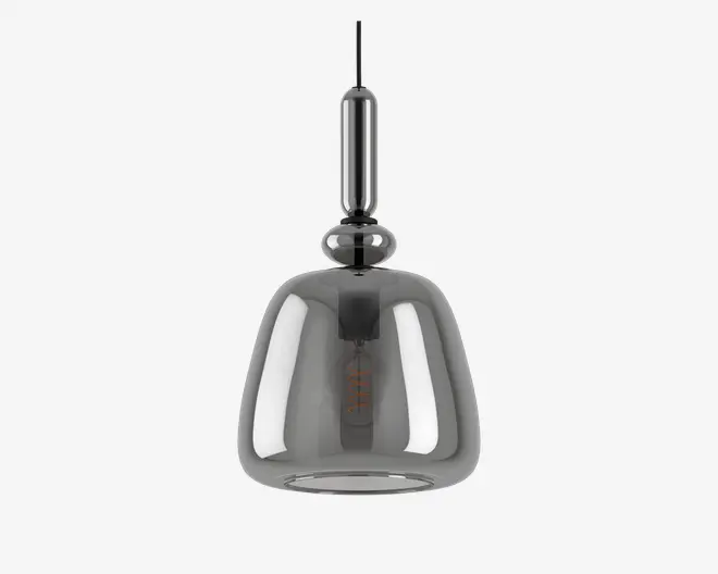 Loftlampe med en blank, røggrå glasskærm i en rund, klokkeformet udformning. Skærmen er semitransparent, så man kan ane pæren indeni. Lampen hænger i en sort ledning og har en stilren, metallisk detalje over skærmen, hvilket giver et moderne og elegant udtryk.