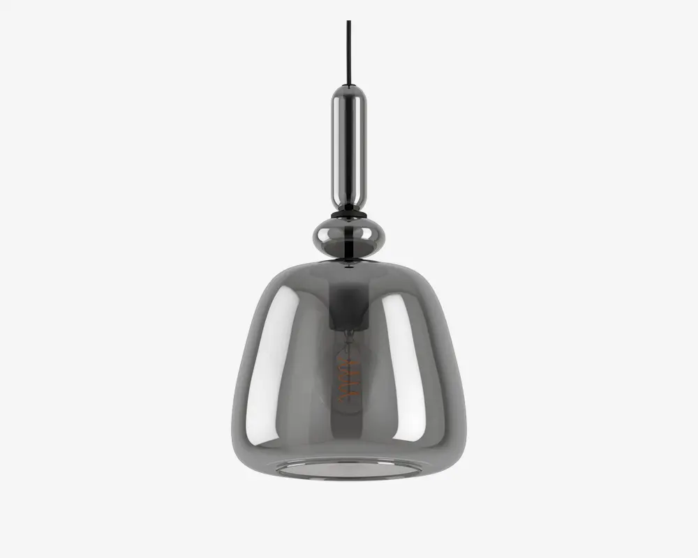Loftlampe med en blank, røggrå glasskærm i en rund, klokkeformet udformning. Skærmen er semitransparent, så man kan ane pæren indeni. Lampen hænger i en sort ledning og har en stilren, metallisk detalje over skærmen, hvilket giver et moderne og elegant udtryk.