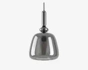 Loftlampe med en blank, røggrå glasskærm i en rund, klokkeformet udformning. Skærmen er semitransparent, så man kan ane pæren indeni. Lampen hænger i en sort ledning og har en stilren, metallisk detalje over skærmen, hvilket giver et moderne og elegant udtryk.