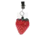 En dekorativ klemme med et realistisk jordbærformet vedhæng. Vedhænget er klart rødt med teksturerede frø og en grøn bladtop, fastgjort til en sølvfarvet metalklemme via en snoet trådsløjfe. Klemmen er robust og designet til sikkert at holde genstande.
