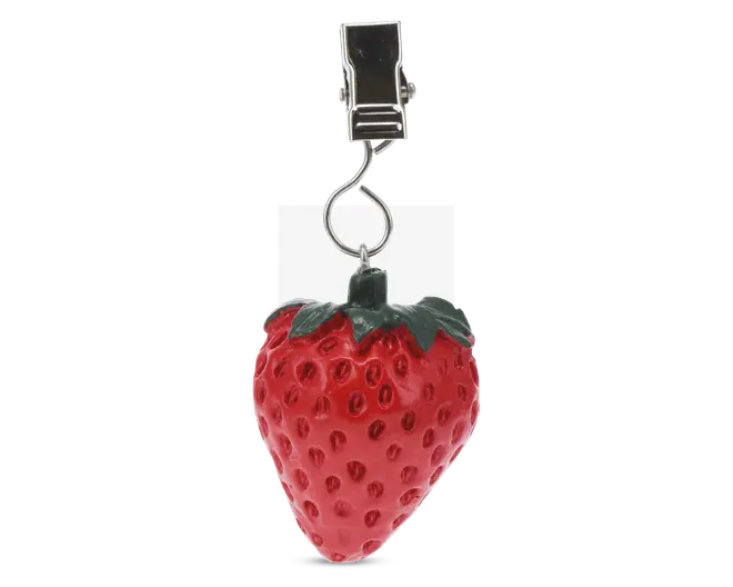 En dekorativ klemme med et realistisk jordbærformet vedhæng. Vedhænget er klart rødt med teksturerede frø og en grøn bladtop, fastgjort til en sølvfarvet metalklemme via en snoet trådsløjfe. Klemmen er robust og designet til sikkert at holde genstande.