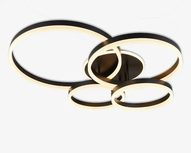 Loftarmatur med fire sammenflettede LED-lysringe i forskellige størrelser, arrangeret i et moderne, overlappende design. Ringene har en mat sort yderside og udsender et blødt, diffust hvidt lys fra indersiden, hvilket giver et elegant og nutidigt udtryk. Armaturet er monteret direkte på loftet med en rund base, hvilket gør det velegnet til lave lofter og moderne indretning.