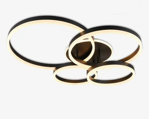 Loftarmatur med fire sammenflettede LED-lysringe i forskellige størrelser, arrangeret i et moderne, overlappende design. Ringene har en mat sort yderside og udsender et blødt, diffust hvidt lys fra indersiden, hvilket giver et elegant og nutidigt udtryk. Armaturet er monteret direkte på loftet med en rund base, hvilket gør det velegnet til lave lofter og moderne indretning.