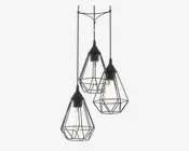 Et moderne loftarmatur med tre hængende lamper i forskellige højder. Hver lampe har et geometrisk, åbent metalbur i mat sort finish, som omgiver en synlig pære og giver et industrielt udtryk. Armaturet er monteret på en rektangulær loftplade, og designet sikrer god lysfordeling samt et stilfuldt, nutidigt look.