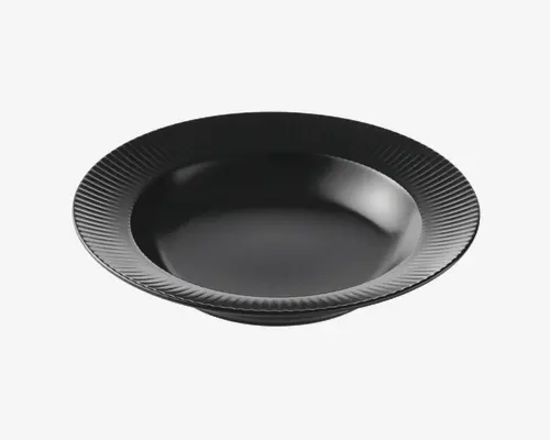 Rund, dyb tallerken med mat sort finish. Kanten har et tekstureret, rillet mønster, der giver et moderne og elegant udtryk. Indersiden er glat og let blank, velegnet til servering af supper, pasta eller salater.