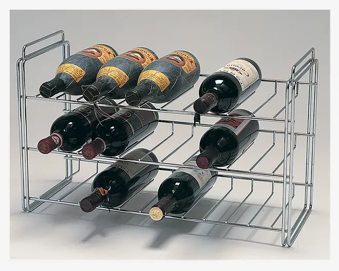 Et metalstativ med kromfinish, designet til at holde op til tolv flasker vandret. Stativet har tre niveauer, hver med fire pladser til flasker, og har åbne sider samt en minimalistisk, rektangulær ramme. Konstruktionen er robust med parallelle stænger, der støtter flaskerne, og håndtag i hver ende for nem transport eller flytning.