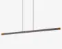Et moderne, minimalistisk pendellampe med en lang, slank vandret stang, der hænger fra to tynde, lodrette stænger. Stangen har en mat sort finish med diskrete gulddetaljer i begge ender, hvilket giver et stilrent og nutidigt udtryk. Designet er enkelt og diskret, perfekt til at give jævn belysning over et spisebord eller arbejdsområde.
