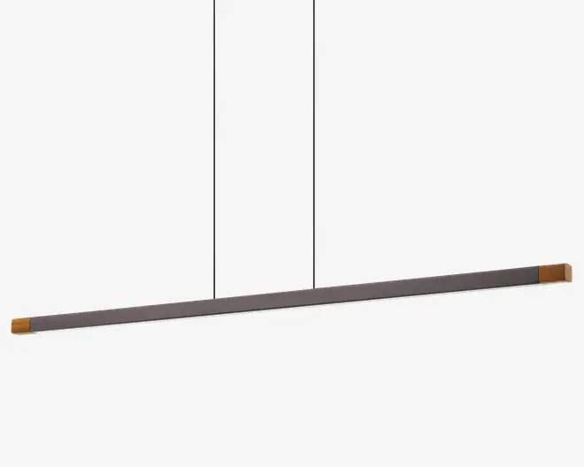 Et moderne, minimalistisk pendellampe med en lang, slank vandret stang, der hænger fra to tynde, lodrette stænger. Stangen har en mat sort finish med diskrete gulddetaljer i begge ender, hvilket giver et stilrent og nutidigt udtryk. Designet er enkelt og diskret, perfekt til at give jævn belysning over et spisebord eller arbejdsområde.
