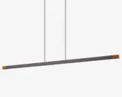 Et moderne, minimalistisk pendellampe med en lang, slank vandret stang, der hænger fra to tynde, lodrette stænger. Stangen har en mat sort finish med diskrete gulddetaljer i begge ender, hvilket giver et stilrent og nutidigt udtryk. Designet er enkelt og diskret, perfekt til at give jævn belysning over et spisebord eller arbejdsområde.