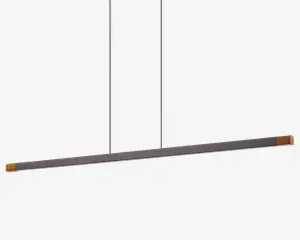 Et moderne, minimalistisk pendellampe med en lang, slank vandret stang, der hænger fra to tynde, lodrette stænger. Stangen har en mat sort finish med diskrete gulddetaljer i begge ender, hvilket giver et stilrent og nutidigt udtryk. Designet er enkelt og diskret, perfekt til at give jævn belysning over et spisebord eller arbejdsområde.