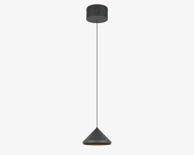 Loftlampe med mat sort finish, konisk skærm og en slank, lige stang, der forbinder skærmen med en rund loftroset. Designet er minimalistisk og moderne, velegnet til nutidige indretninger.