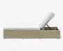 Rektangulær udendørs liggestol med en flettet rattanbase i lys beige farve. Stolen har en tyk, lysefarvet hynde for komfort og et justerbart ryglæn, der kan hæves eller sænkes til forskellige vinkler. Designet er moderne og minimalistisk, velegnet til terrasse eller poolområde.