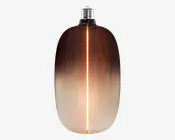 Aflang dekorativ pære med glas i en røget brun-til-mat gradient og en lysende lodret glødetråd i midten.