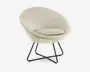 En moderne stol med rund, skålformet ryg og sæde betrukket med lysebeige stof. Stolen har en blød, aftagelig siddepude for ekstra komfort. Den står på fire slanke, sorte metalben, der krydser hinanden i bunden for stabilitet og et moderne udtryk.