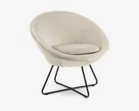 En moderne stol med rund, skålformet ryg og sæde betrukket med lysebeige stof. Stolen har en blød, aftagelig siddepude for ekstra komfort. Den står på fire slanke, sorte metalben, der krydser hinanden i bunden for stabilitet og et moderne udtryk.