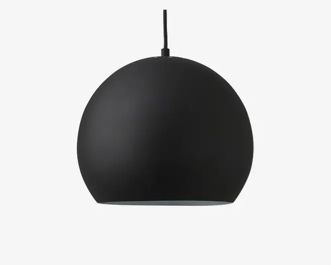 En mat sort, kuppelformet pendellampe med en glat overflade og et enkelt, minimalistisk design. Lampen hænger i en sort ledning og har en åben bund, der leder lyset nedad.