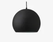 En mat sort, kuppelformet pendellampe med en glat overflade og et enkelt, minimalistisk design. Lampen hænger i en sort ledning og har en åben bund, der leder lyset nedad.