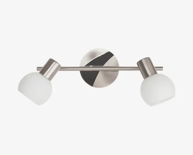 Et moderne vægmonteret armatur med to justerbare lampehoveder. Hvert lampehoved har en børstet nikkelfinish og en mat glasafskærmning, der giver et blødt, diffust lys. Armaturet har en slank, horisontal metalstang, der er fastgjort til en rund base, også i børstet nikkel, hvilket giver et stilrent og moderne udtryk, der passer til mange indretninger.
