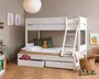 Hvid køjeseng i træ med solid ramme og et moderne, enkelt design. Nederste køje har en udtræksskuffe opdelt i to rum, hvor det ene er åbent og indeholder en rød taske. Sengen har en skrå stige for nem adgang til overkøjen, og begge køjer er udstyret med sikkerhedsrammer. Nederste køje er pyntet med en grøn pude og en bamse. Designet er praktisk til børneværelser og kombinerer soveplads med smart opbevaring under sengen.