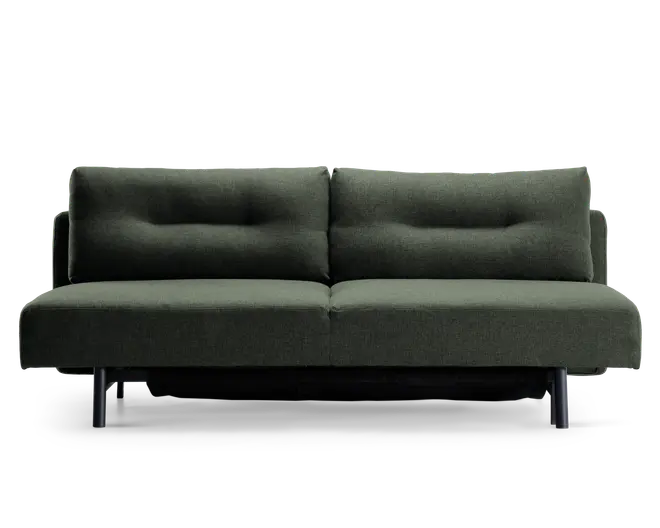 En moderne, minimalistisk sofa med mørkegrønt stofbetræk. Sofaen har to store sædehynder og to ryghynder, hver med diskrete knapdetaljer, der giver ekstra struktur. Armlænene er lave og lige, og sofaen står på fire korte, cylindriske sorte ben. Det samlede design er enkelt og nutidigt, velegnet til forskellige stilarter i stuen.