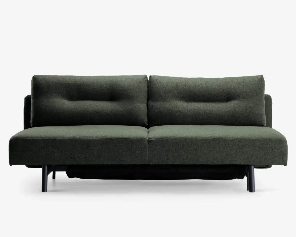 En moderne, minimalistisk sofa med mørkegrønt stofbetræk. Sofaen har to store sædehynder og to ryghynder, hver med diskrete knapdetaljer, der giver ekstra struktur. Armlænene er lave og lige, og sofaen står på fire korte, cylindriske sorte ben. Det samlede design er enkelt og nutidigt, velegnet til forskellige stilarter i stuen.