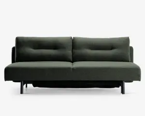 En moderne, minimalistisk sofa med mørkegrønt stofbetræk. Sofaen har to store sædehynder og to ryghynder, hver med diskrete knapdetaljer, der giver ekstra struktur. Armlænene er lave og lige, og sofaen står på fire korte, cylindriske sorte ben. Det samlede design er enkelt og nutidigt, velegnet til forskellige stilarter i stuen.
